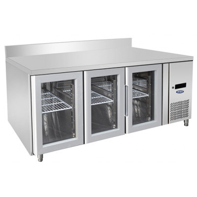 Mesa refrigerada con 3 puertas de cristal y peto | 1800 mm Mesa refrigerada con 3 puertas de cristal y peto | 1800 mm