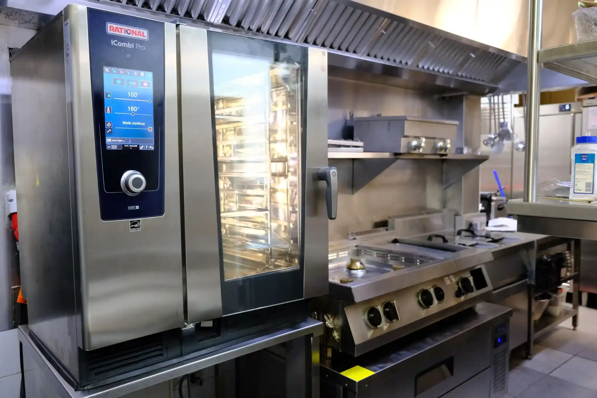 instalacion-horno-rational-y-bloque-de-cocina-industrial-profesional